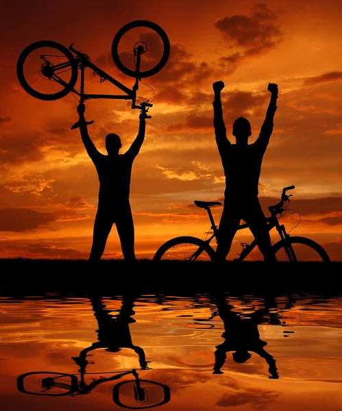 Dos ciclistas de montaña — Foto de Stock