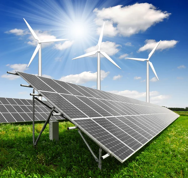 太陽光発電パネルと風力タービン — ストック写真
