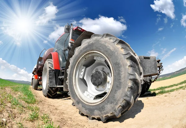 Traktor v terénu — Stock fotografie