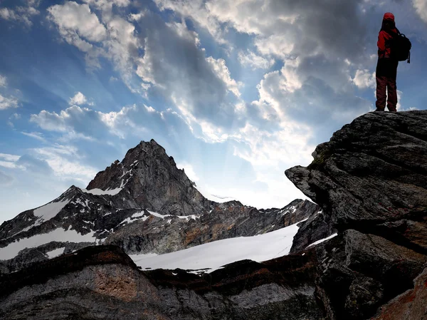 Mädchen mit Blick auf den schönen Berg Zinalroihorn — Stockfoto