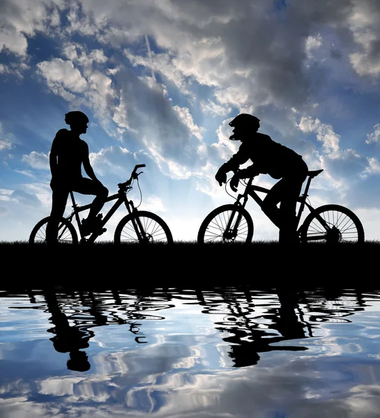 Dağ bisikletçileri siluet — Stok fotoğraf