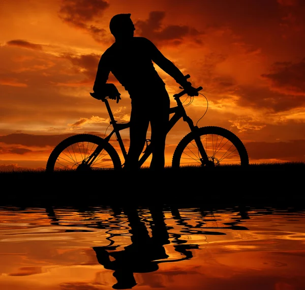 Dağ bisikletçinin siluet — Stok fotoğraf