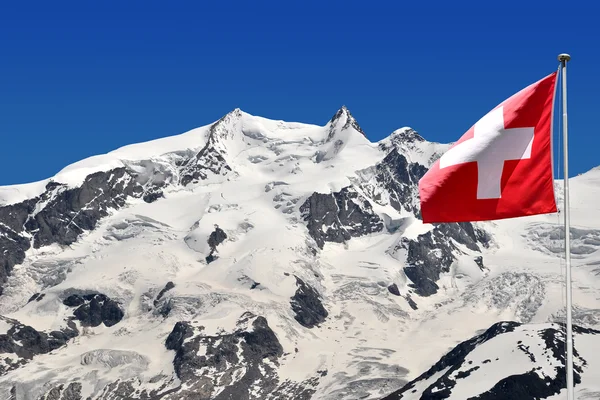Monte rosa mit Schweizer Flagge — Stockfoto