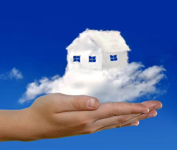 Casa dalle nuvole in mano — Foto Stock
