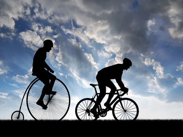Silueta ciclistas — Foto de Stock