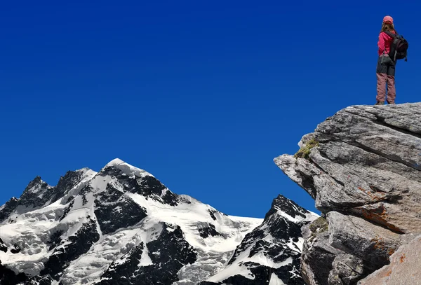 A lány nézi a gyönyörű Mount Breithorn — Stock Fotó