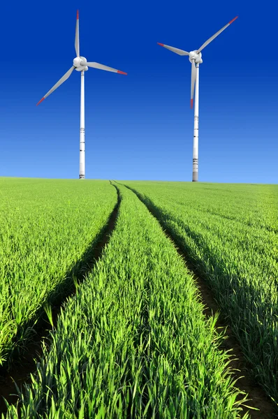Jarní krajina s větrné turbíny — Stock fotografie