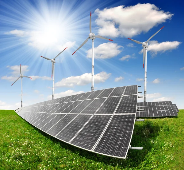 Güneş enerjisi panelleri ve rüzgar türbini — Stok fotoğraf