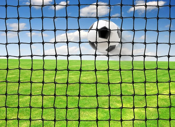 उड्डाण करणारा फुटबॉल चेंडू — स्टॉक फोटो, इमेज