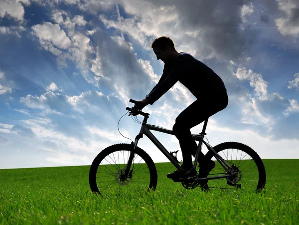 Dağ bisikletçinin siluet — Stok fotoğraf