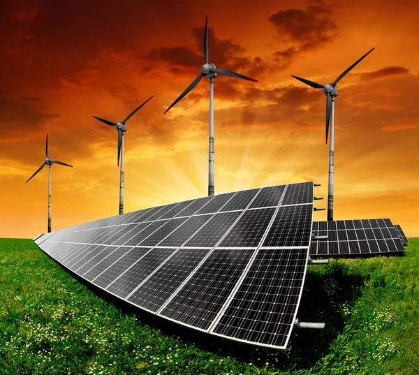Paneles solares y turbina eólica — Foto de Stock
