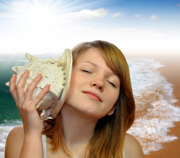 Lány hallgatja a kagyló — Stock Fotó