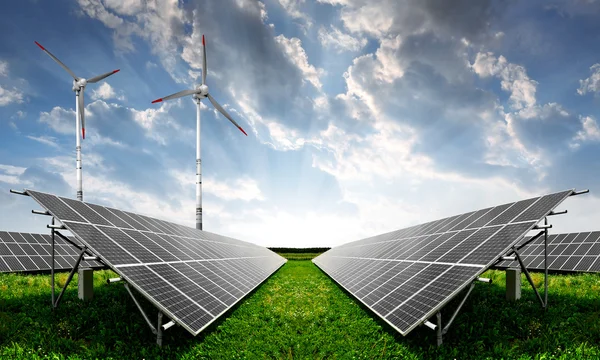 Solární panely a větrná turbína Stock Snímky