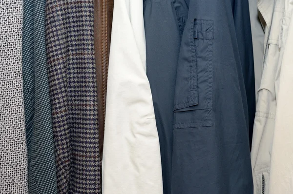 Kleidung im Kleiderschrank — Stockfoto