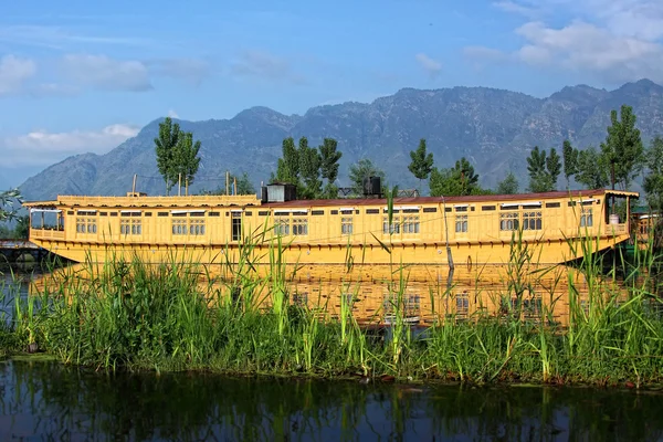 stock image House Boath on the mauntains lake