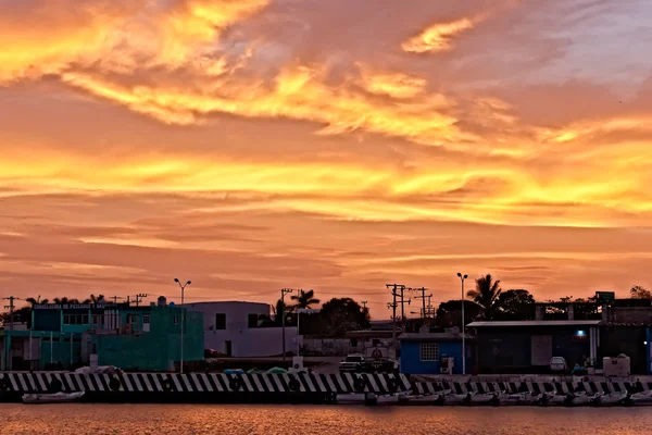 Όμορφο ηλιοβασίλεμα σε κάποια μεξικανική πόλη — Φωτογραφία Αρχείου