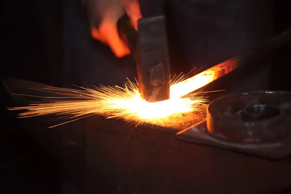 Mãos de ferreiro com hammet e pau de aço — Fotografia de Stock