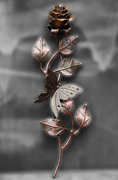 장미 나비와 함께 한 아름 다운 손 스톡 이미지