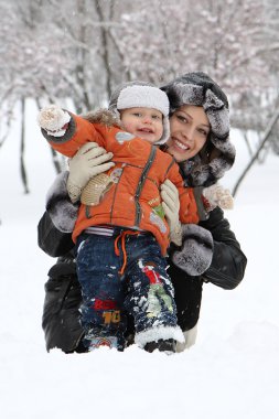 genç anne ve oğlu kar