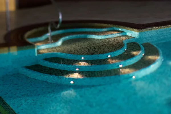 Uma piscina com escadas Imagem De Stock