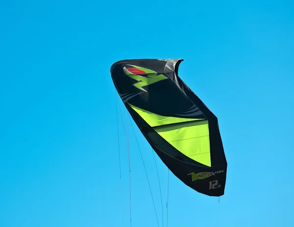 黑色浅谈体育风筝在天空中 — 图库照片