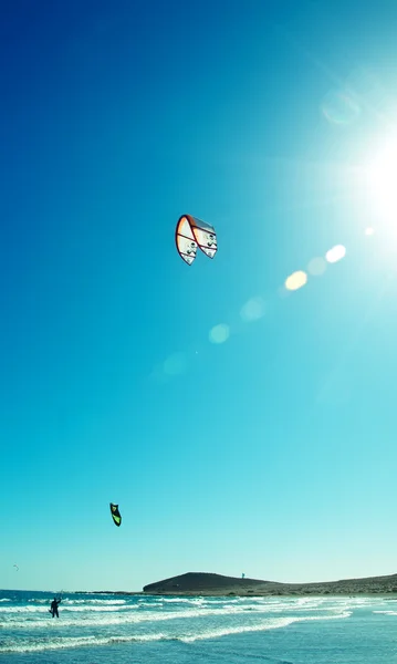 Kite över vattnet med solsken — Stockfoto