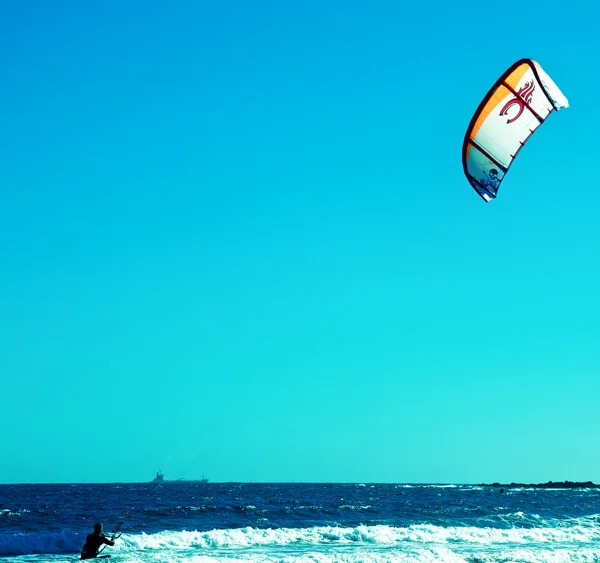 Kite above the water — Stock Photo, Image