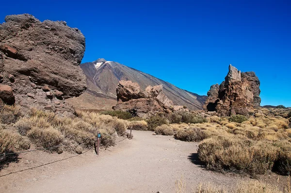 Teide vulkan mellan två stora stenar — Stockfoto