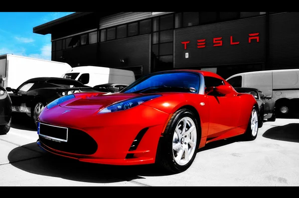 Fechamento Da Capota De Carros Elétricos De Corrida Executivos Tesla Com  Logotipo Tesla Foto de Stock Editorial - Imagem de frente, branco: 221416033