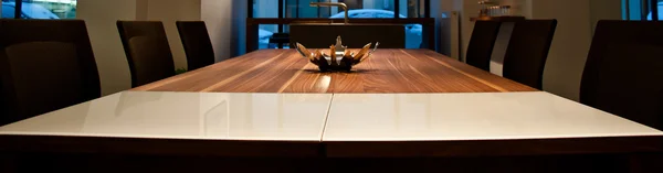 インテリアのオフィスのテーブル — ストック写真