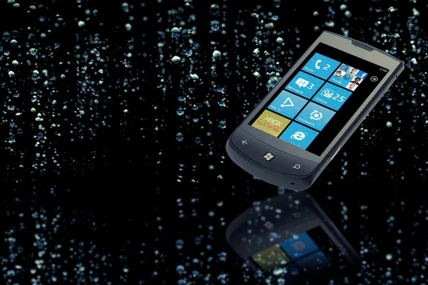 Smartphone s kapičkami vody — Stock fotografie