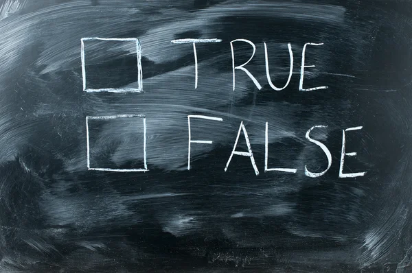 True Or false en pizarra negra, caligrafía blanca en pizarra — Foto de Stock