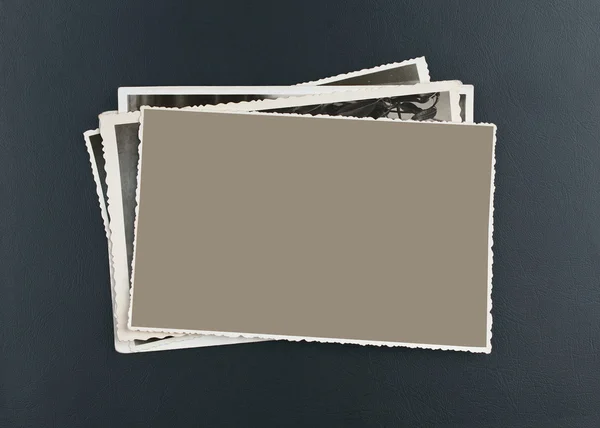 Eski fotoğraflar üzerinde zarif, siyah deri yığını — Stok fotoğraf