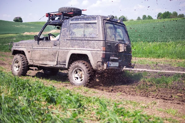 Offroad door modderige veld — Stockfoto