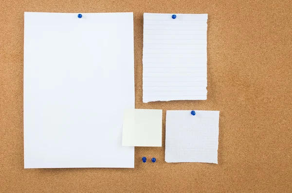 Corkboard ve Not kağıtları — Stok fotoğraf