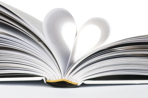 Forme de coeur avec des pages de livre sur fond blanc — Photo