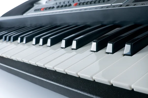 Teclado de piano sintetizador sobre fundo branco — Fotografia de Stock