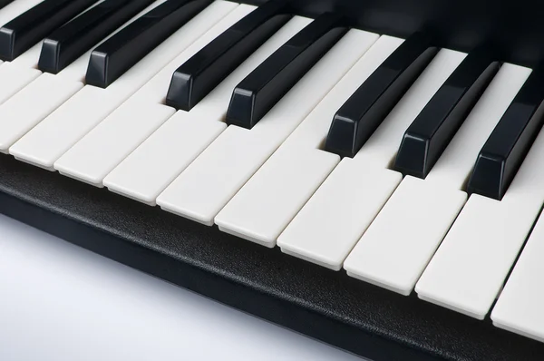Synthétiseur clavier piano sur fond blanc — Photo