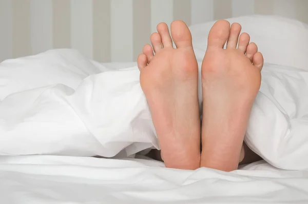 stock image Bare feet in bed
