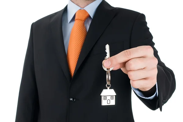 Homem com terno preto segurando uma chave — Fotografia de Stock