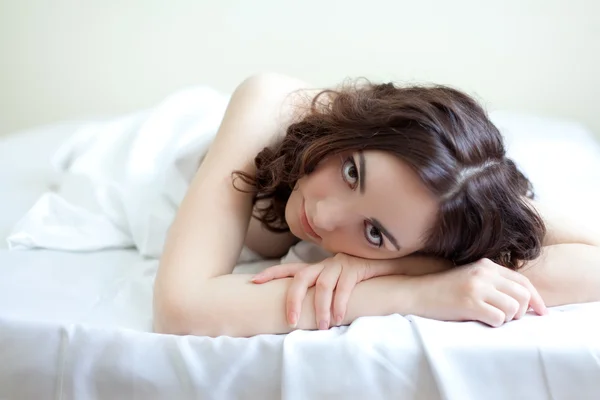 Mulher bonita deitada na cama — Fotografia de Stock