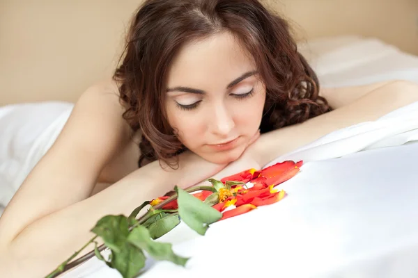 Красивая сексуальная женщина лежит в постели — стоковое фото