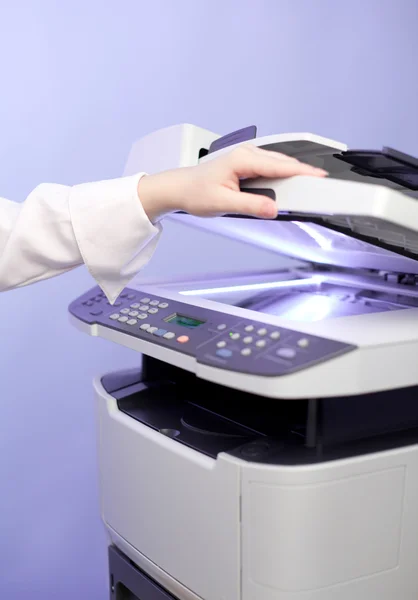 Tangan wanita dengan mesin fotokopi — Stok Foto