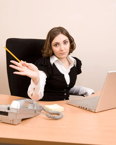 Young businesswoman working at the office — Stock Photo, Image