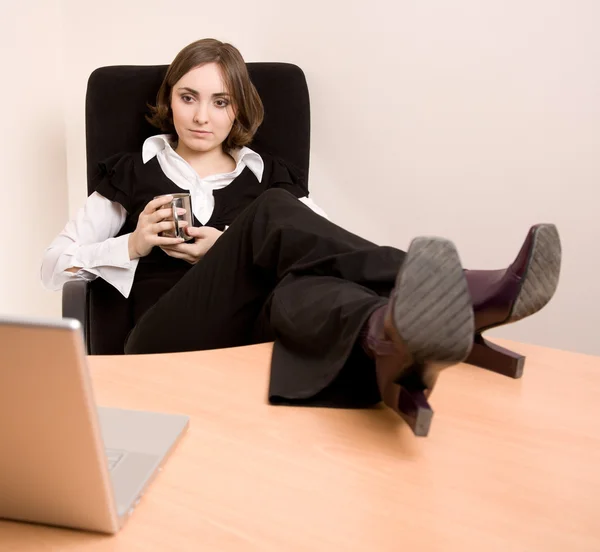 Jovem empresária relaxante no escritório — Fotografia de Stock