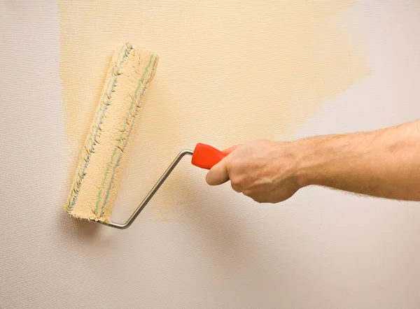 Painting the wall with roller — Stock Photo, Image