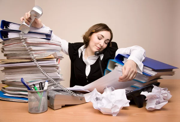 Junge Geschäftsfrau mit Tonnen von Dokumenten — Stockfoto
