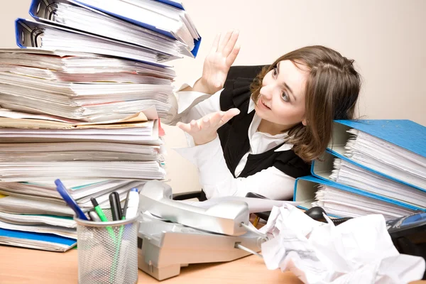 Junge Geschäftsfrau mit Tonnen von Dokumenten — Stockfoto