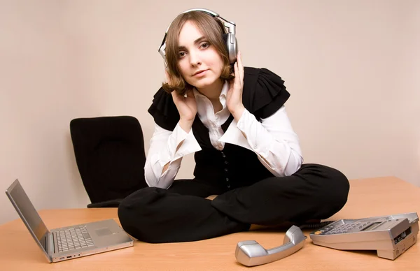 Junge Geschäftsfrau sitzt auf dem Schreibtisch — Stockfoto