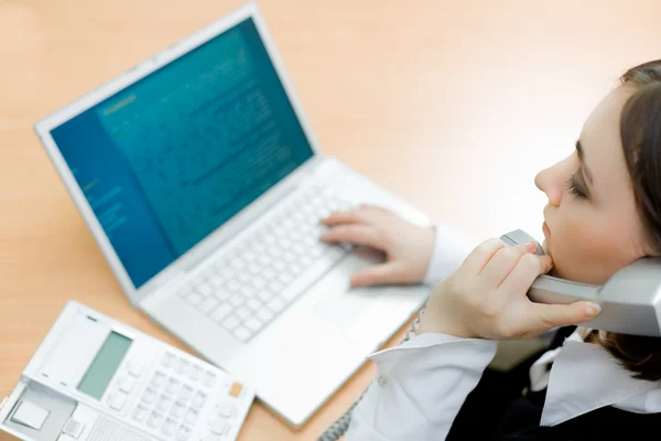 Mujer trabajando en el ordenador portátil (centrarse en la mujer ) — Foto de Stock
